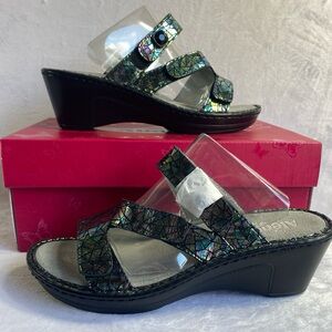 Alegria Women's Tectonic Loti Wedge Slide Sandals Iridescent Size 38 US 8-8.5